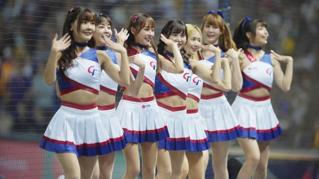 经典女孩们为中华队应援。(图／中央社)