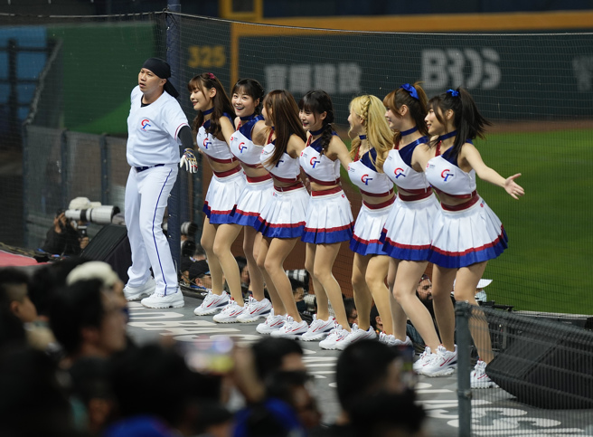 经典女孩们携手为中华队应援。(图／悍创运动行销提供)