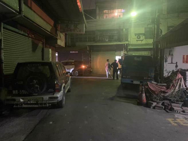 台中市大里區美群路8日驚傳兩死命案，一對母子陳屍住宅，轄區霧峰警分局已封鎖現場，偵查隊及鑑識組已介入調查。（民眾提供／馮惠宜台中傳真）