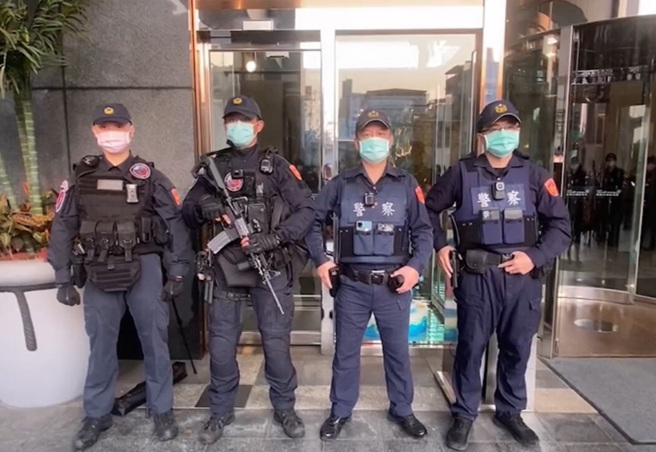 警方出動特勤中隊荷槍實彈前往臨檢。（陳鴻偉翻攝）