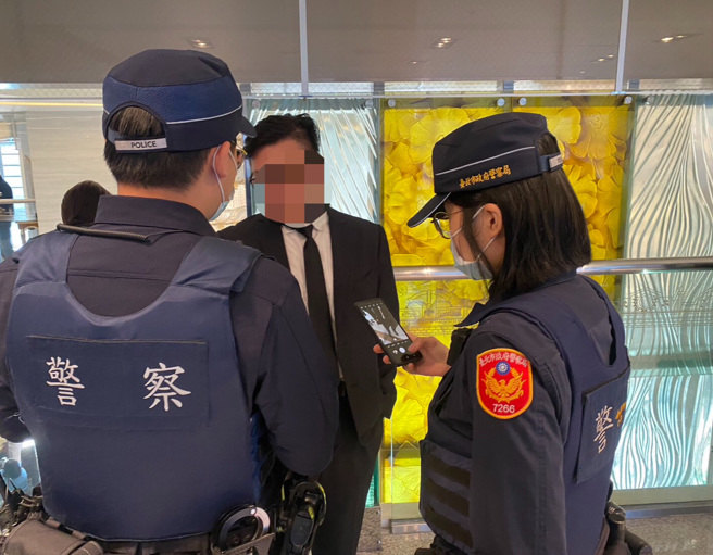 中正二警方荷槍實彈前往臨檢。（陳鴻偉翻攝）