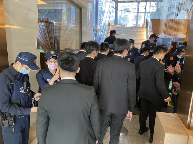 中正二警方荷槍實彈前往臨檢。（陳鴻偉翻攝）