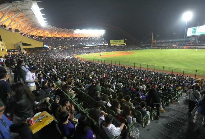 台湾球迷在台中洲际棒球场声援中华队。（郑任南摄）