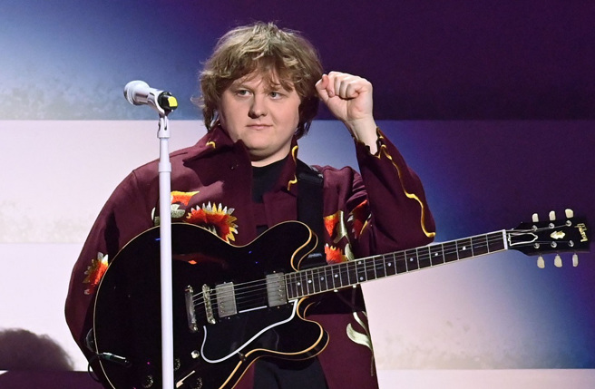 苏格兰歌手路易斯卡柏狄（Lewis Capaldi）日前在演唱会上发病。（图／达志影像）