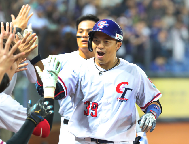 中华队吴念庭轰出两分全垒打。（郑任南摄）