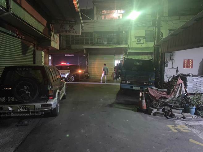 台中大里區美群路8日傍晚驚傳一家四口兩死命案，警方報請檢查官指揮辦案，並成立專案小組全力釐清案情。（民眾提供／馮惠宜台中傳真）