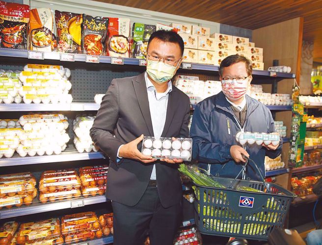 鸡蛋供应链断货成为新常态，副阁揆郑文灿(右)、农委会主委陈吉仲(左)再难用满蛋秀唬弄人民。（本报资料照片）