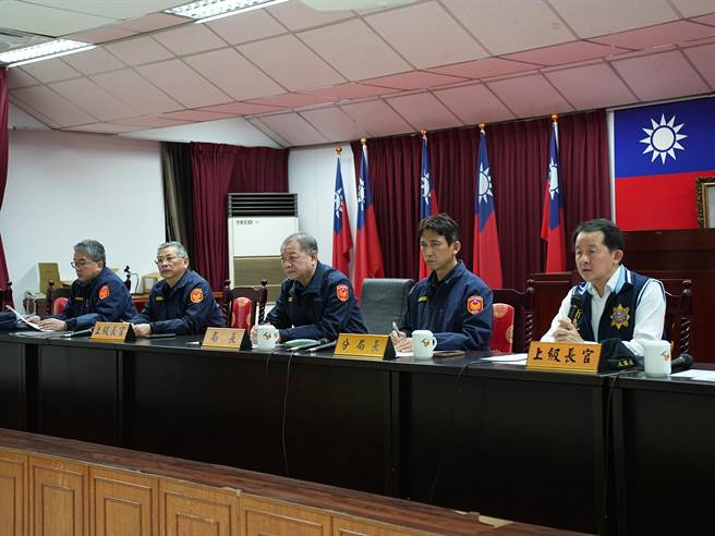 针对近日黑帮组织以举办春酒方式彼此串联，藉以壮大帮派声势，引发社会不良观感，新北市政府警察局今(8)日晚间特别规划扩大临检，新北市警局长廖训诚(中)晚间也亲赴新庄警分局展开勤教。(黄敬文摄)