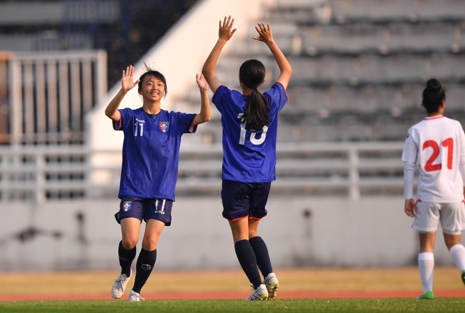 中华U20女足小将何家瑄（左）进球后与队友击掌庆祝。（中华足协提供）