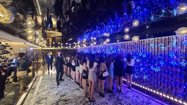 北市警擴大臨檢。（胡欣男翻攝）