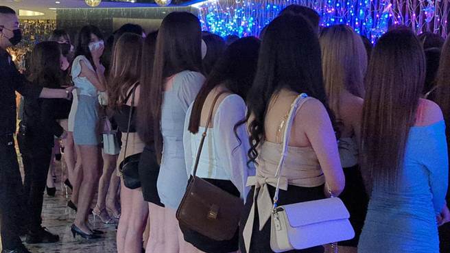 北市警擴大臨檢。（胡欣男攝）