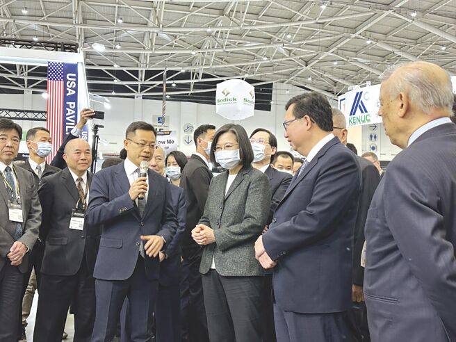 总统蔡英文及行政院副院长郑文灿等贵宾参观庆鸿机电摊位，由庆鸿总经理王陈鸿解说。图／业者提供