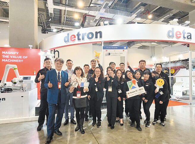 本届展会德川发表最新智能五轴旋转工作台，副总经理江礼华（前排左一）与经营团队在摊位合影。图／黄俊荣