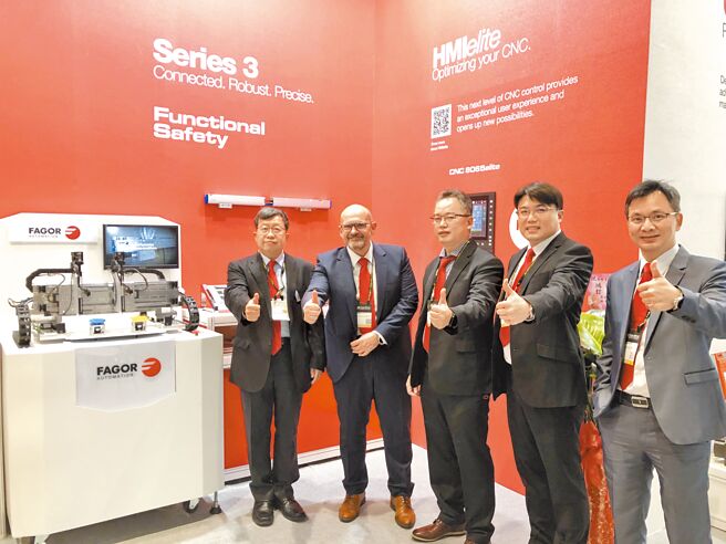 发格（FAGOR）自动化公司CEO Jose Perez（左二）、台湾分公司总经理李南庆（左一）带领行销团队在台北工具机展分享该公司控制器与光学尺产品最新资讯。图／庄富安