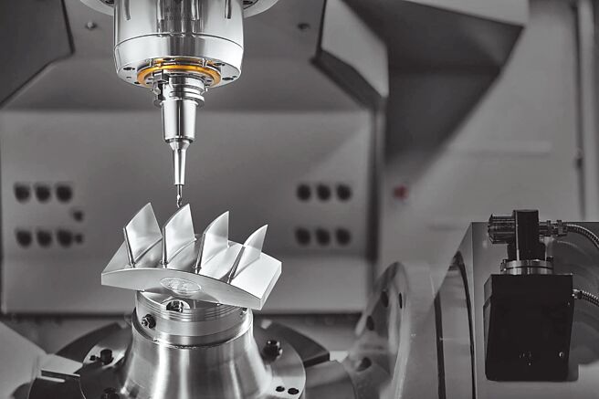 常铭高精密五轴加工机C40-5U，可执行复杂曲面加工。图／业者提供