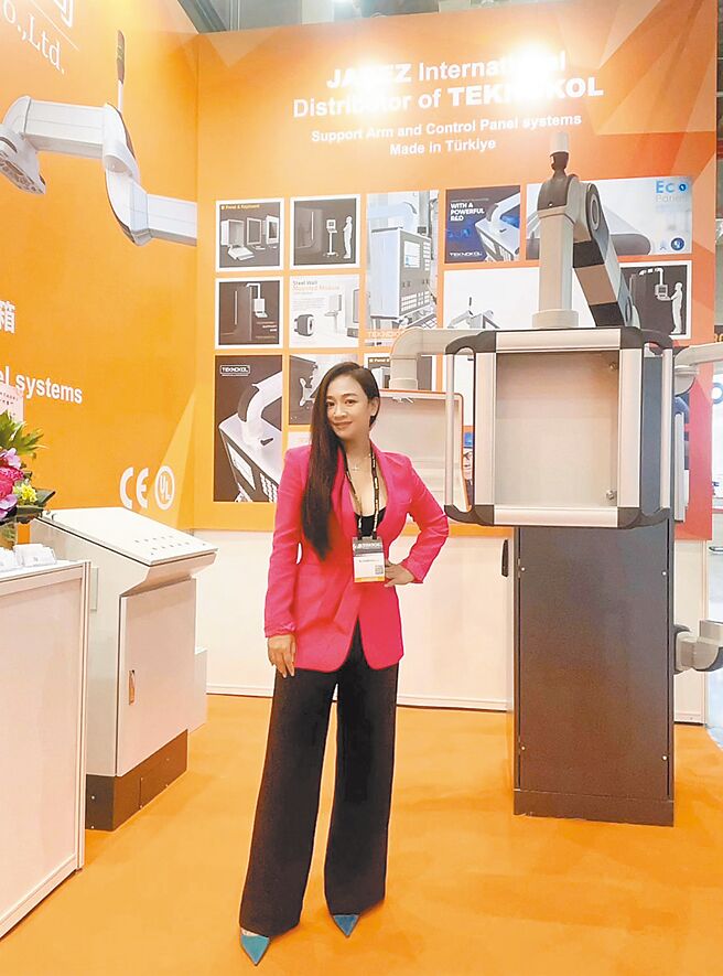 雅比斯公司总经理田微筑和该公司欧规组合型电控箱、铝合金悬臂操控箱合影。图／业者提供