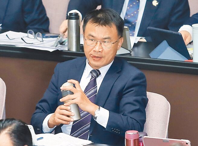 针对缺蛋问题，农委会主委陈吉仲7日在立法院表示，全力在3月底满足国人对鸡蛋的需求，蛋量一多，价格就会回稳。（姚志平摄）