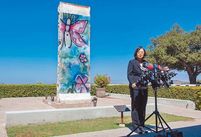 英国媒体报导指，蔡英文总统将于4月初出访中美洲时过境美国，她已「说服」有意访台的美国眾议院议长麦卡锡，届时与他在加州会晤。图为蔡英文总统2018年出访中南美洲时，于8月13日过境美国加州参访雷根图书馆，于柏林围墙遗址前致词。（总统府提供）