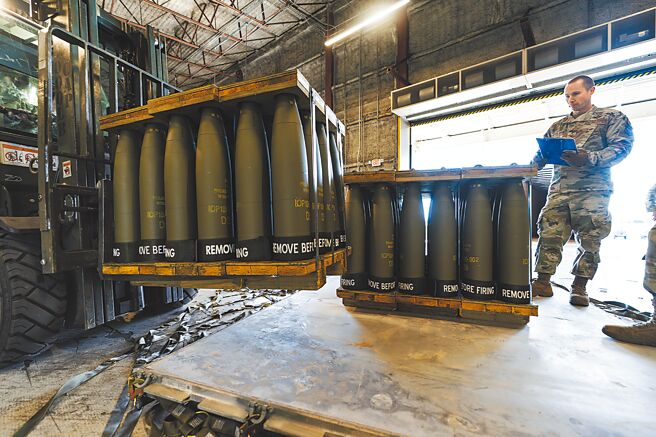 台美正磋商在台設立區域應變軍備庫，存放彈藥及武器。圖為美軍支援烏克蘭炮彈。（美聯社）