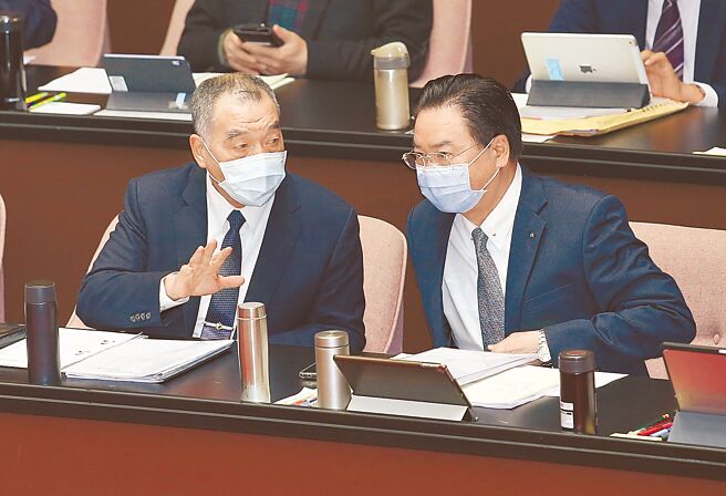 国防部长邱国正（左）与外交部长吴钊燮（右）7日在立法院备询时，低声交换意见，针对日本经济新闻日前引述不明消息来源指我有9成退将沦共谍引发轩然大波，吴表示已要求驻日本代表处就未经详细查证所作报导表示高度遗憾，要求郑重澄清，「争议应该可以画下句点了」（姚志平摄）