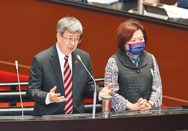 针对立委关心劳保亏损超过千亿，行政院长陈建仁（左）、劳动部长许铭春（右）7日在立法院上台答询，陈揆表示明年将编列1000亿预算拨补给劳保，一定让劳工安心工作。（姚志平摄）