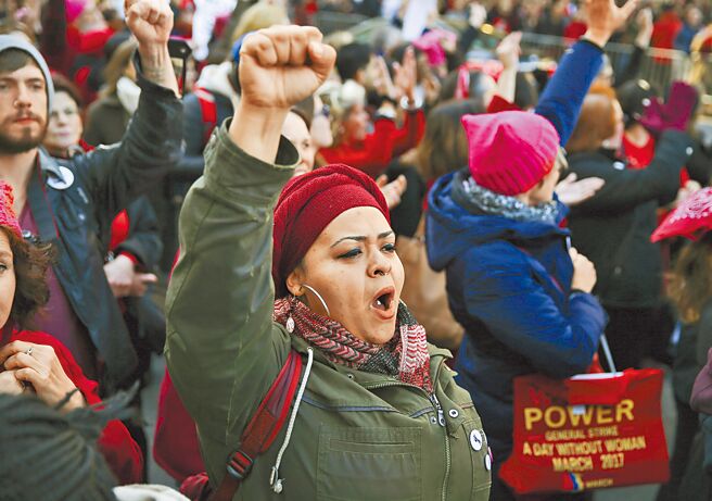 聯合國發出警告，女權在世界各地都遭受濫用與迫害，性別平等愈來愈遙遠。圖為2017年3月8日紐約舉行「沒有女性的一天」婦女節集會。（新華社）