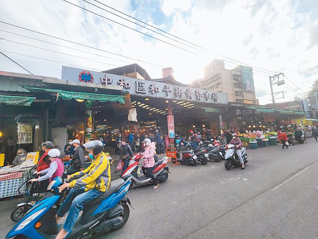 新北市中和区和平街黄昏市场预计今年施作改造工程，设计规画案已发包。（黄敬文摄）