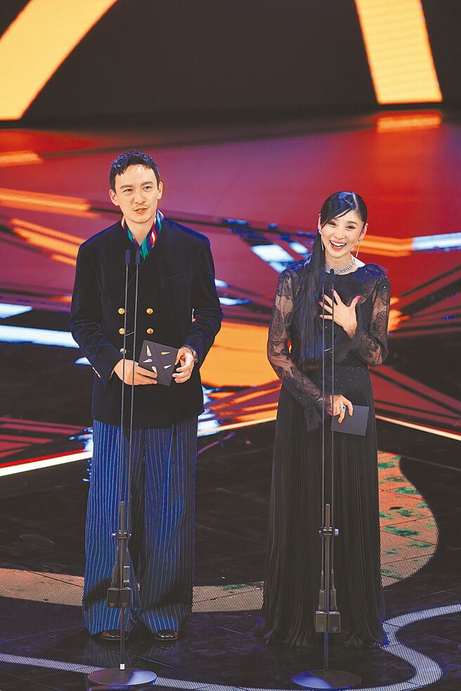 张震（左）去年搭檔黑木瞳担任金马颁奖嘉宾，两人互动良好。（资料照片）