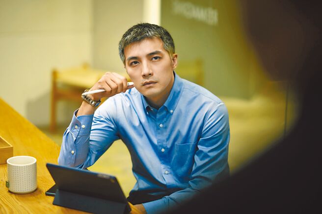 贺军翔为《不够善良的我们》一夕白头。（公视提供）