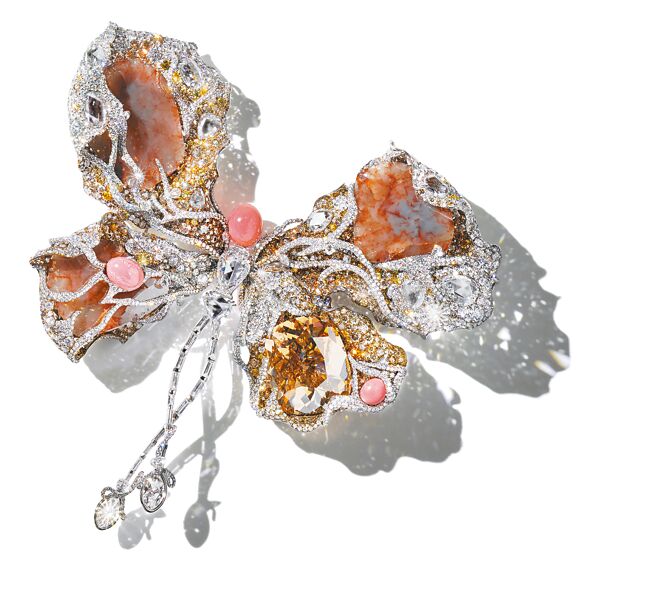 2014年Cindy Chao与女星Sarah Jessica Parker携手创作芭蕾蝴蝶胸针，在苏富比以天价成交，所得捐赠纽约市立芭蕾舞团。（CINDY CHAO提供）