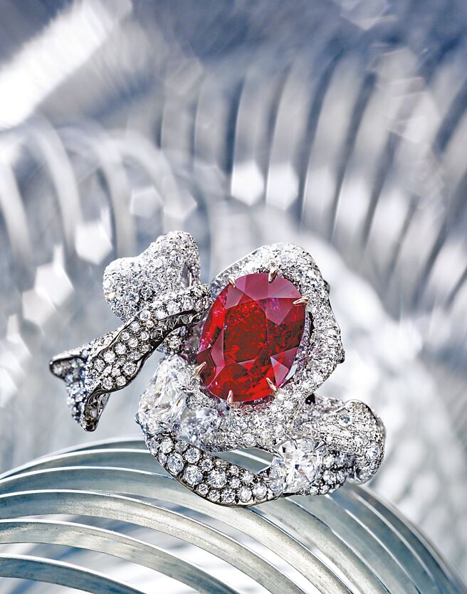 2013年Cindy Chao创作8.03克拉红宝石缎带戒指登上苏富比拍卖图录封面，且以近400万美元落槌。（CINDY CHAO提供）