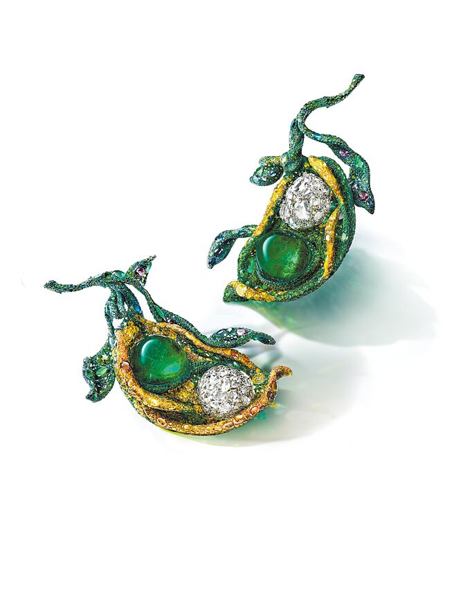 Cindy Chao去年创作Black Label Masterpieces X & XI春之荳蔻胸针，实心的祖母绿与空心钻珠有阴阳虚实的东方意境。（CINDY CHAO提供）