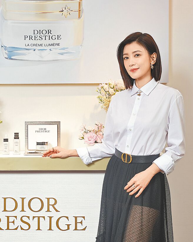 贾静雯出席《迪奥精萃再生光灿净白系列》上市活动记者会。（迪奥提供）