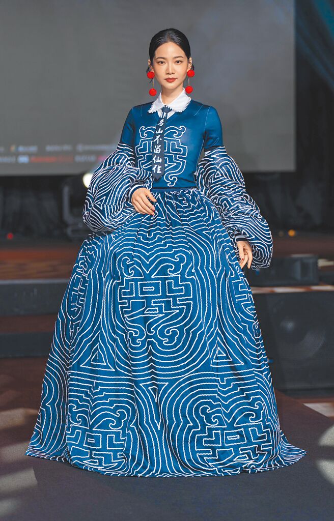 曾之乔身穿Just In XX与国宝艺师庄武男跨界合作的礼服出席2023秋冬臺北时装周展前记者会。（吴松翰摄）