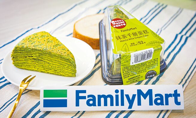 全家「抹茶千层蛋糕」内馅以静冈抹茶粉调制，搭抹茶奶香蛋皮层层堆迭，整体甜而不腻，52元。（罗永铭摄）
