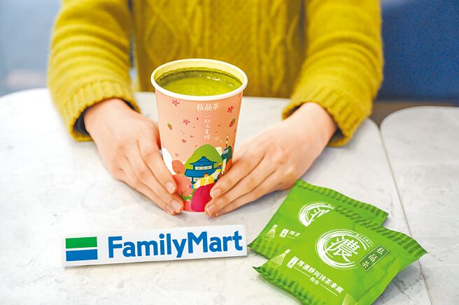 全家新升级「厚浓静冈抹茶拿铁」採日本直输静冈抹茶原料，茶粉用量提升20%诉求香气更足，65元，以全盈+PAY支付享单杯55元优惠。（全家提供）