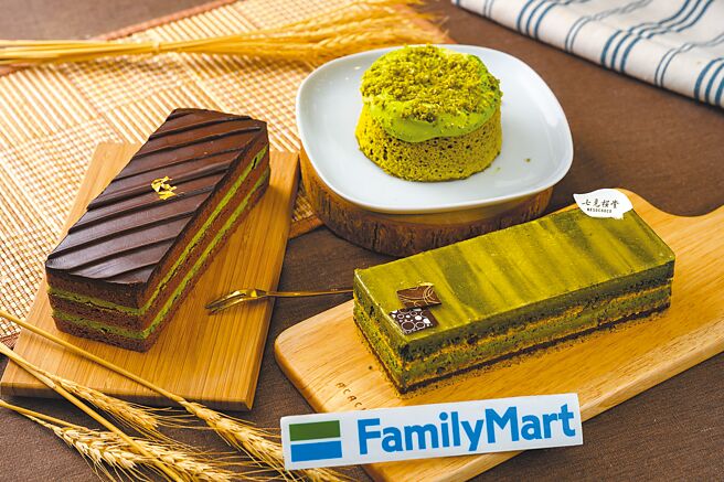 全家FamiPort推隐藏版抹茶甜点，包含「日本爱知抹茶黑金砖」（左起）、「抹茶岩山奶盖蛋糕」、「八重茶宴－抹茶黑巧克力蛋糕」等。（全家提供）
