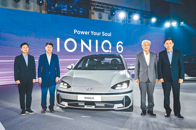 驻台北韩国代表处常务许俊行（左起）、Hyundai Motor亚太地区副社长李英垞、三阳工业董事长吴清源、南阳实业总经理徐伯达共同发表HYUNDAI首部纯电跑车IONIQ 6。（石智中摄）