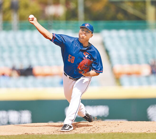 统一狮右投胡智为今对巴拿马衔命先发。（陈怡诚摄）