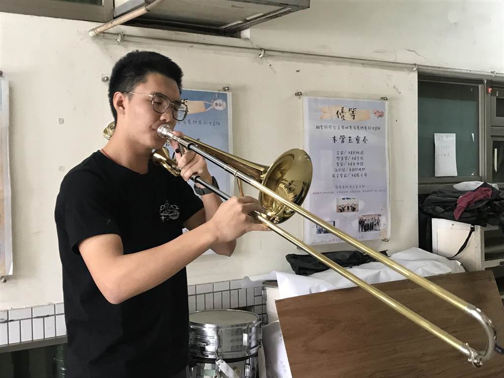 高三生邱揚珽從國中部音樂班直升高中部，6年來總共參加5次全國學生音樂比賽初賽、3次決賽，他以身為大同管樂人為傲。（謝佳潾攝）