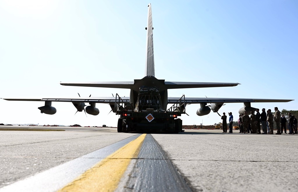 2021年12月13日，佛羅裏達州赫爾伯特機場，第 1 特種作戰飛行中隊地勤人員正在在 MC-130J Commando II 運輸機上裝載急龍棧板式攻擊係統。（DVIDS）