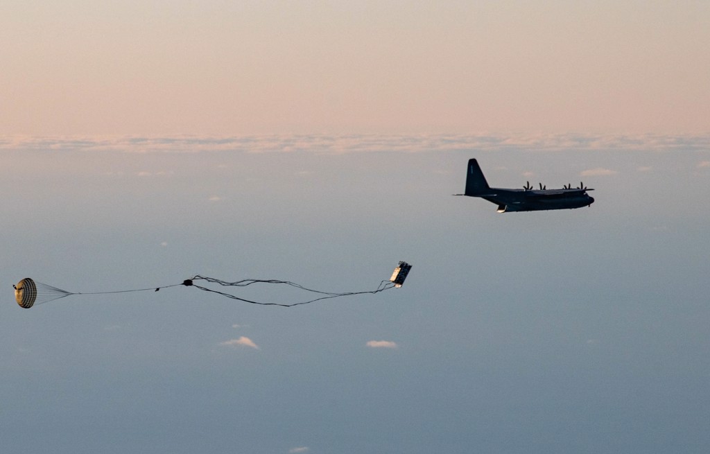 2022年11月9日，挪威 ATREUS 22-4 實彈射擊展演中，急龍棧板係統從352d特種作戰聯隊的MC-130J Commando II 運輸機貨艙中滑出。（DVIDS）
