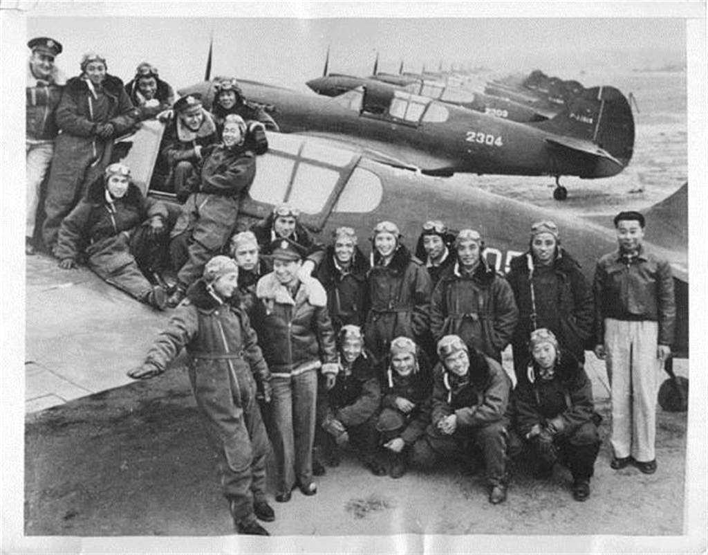 第四大隊二十三中隊飛行員與P-40戰鬥機合影。（圖／許劍虹提供）