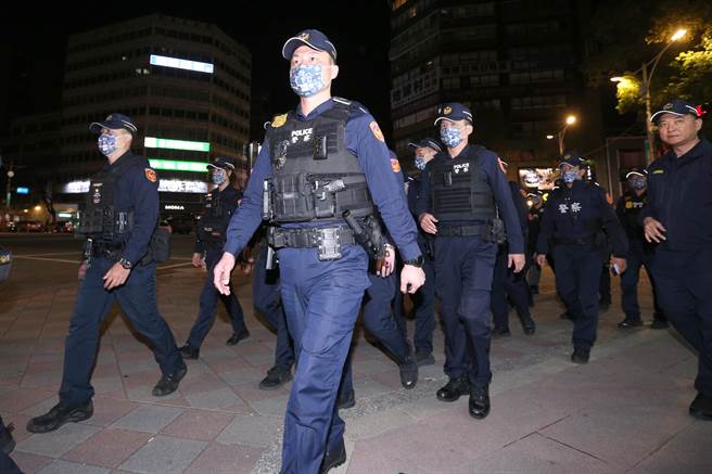台北市政府警察局中山分局与刑大于8日深夜针对辖区的大型酒店、夜店，及帮派分子易聚集的特种行业场所，以及治安顾虑场所执行扩大临检，员警在分局勤教、集结，随即出发前往临检。（黄世麒摄）