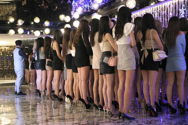 台北市政府警察局中山分局与刑大于8日深夜针对辖区的大型酒店、夜店，及帮派分子易聚集的特种行业场所，以及治安顾虑场所执行扩大临检，酒店的小姐们依序走出包厢，在大厅排排站等候警方查验身分。（黄世麒摄）