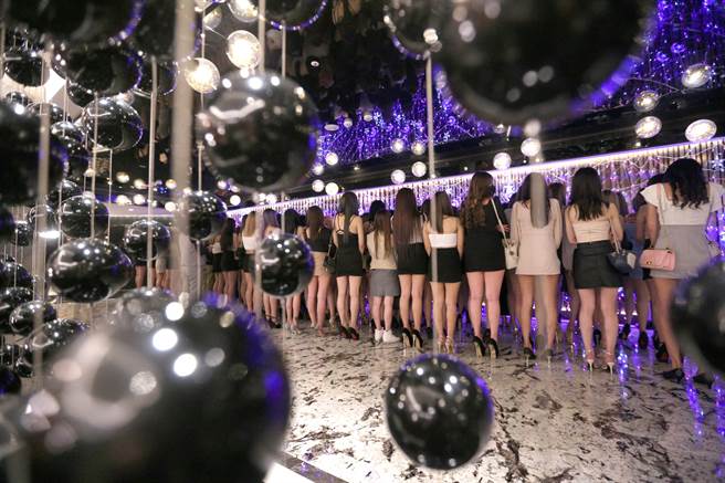 台北市政府警察局中山分局与刑大于8日深夜针对辖区的大型酒店、夜店，及帮派分子易聚集的特种行业场所，以及治安顾虑场所执行扩大临检，酒店的小姐们依序走出包厢，在大厅排排站等候警方查验身分。（黄世麒摄）