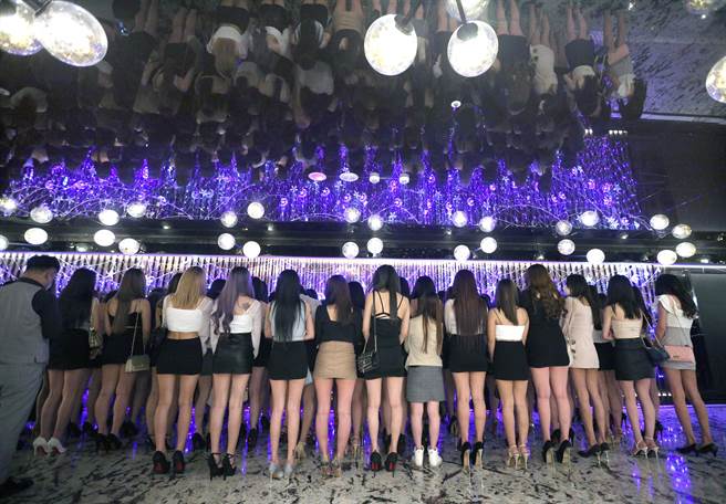 台北市政府警察局中山分局与刑大于8日深夜针对辖区的大型酒店、夜店，及帮派分子易聚集的特种行业场所，以及治安顾虑场所执行扩大临检，酒店的小姐们依序走出包厢，在大厅排排站等候警方查验身分。（黄世麒摄）