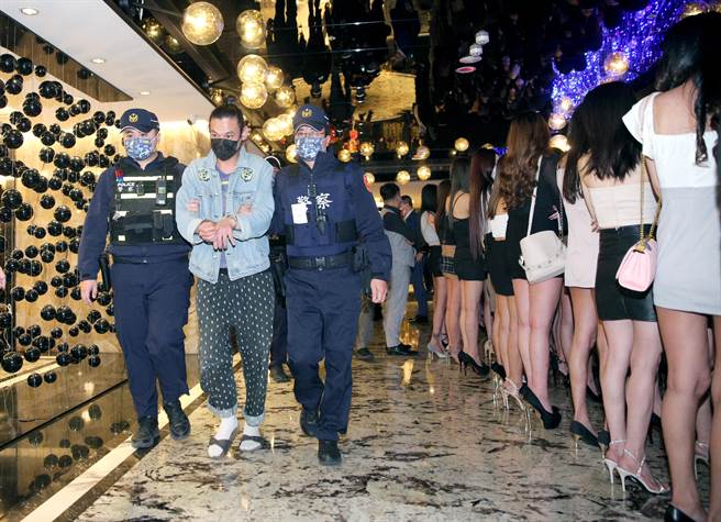 台北市政府警察局中山分局与刑大，于8日深夜针对辖区的大型酒店、夜店，及帮派分子易聚集的特种行业场所，以及治安顾虑场所执行扩大临检，酒店的小姐们依序走出包厢，在大厅排排站等候警方查验身分，警方更在包厢内查缉到1名诈欺通缉犯，随即将他上铐带回警局。（黄世麒摄）