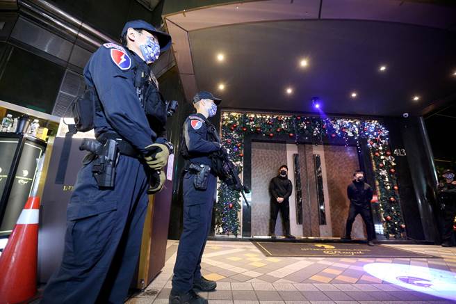 台北市政府警察局中山分局与刑大，于8日深夜针对辖区的大型酒店、夜店，及帮派分子易聚集的特种行业场所，以及治安顾虑场所执行扩大临检，霹雳小组警员持枪在酒店外警戒。（黄世麒摄）
