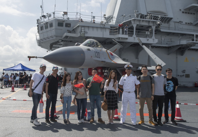 2017年7月1日中国首艘航母辽寧舰访问香港，庆祝香港回归20周年，并首次开放民眾参观。（图／新华社）